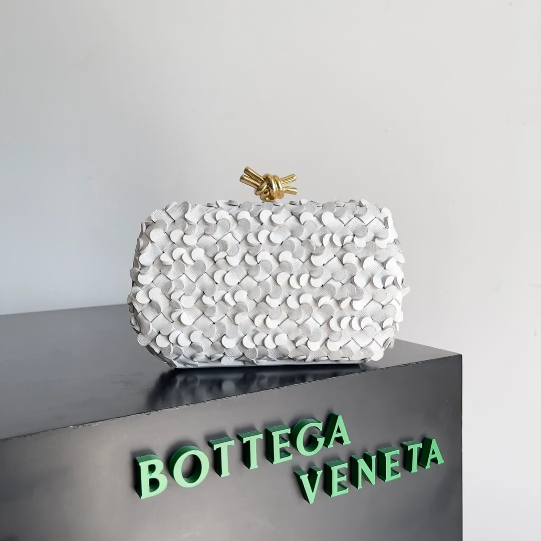 Batch 2080 Bottega Veneta 24 spring fashionable petal woven evening bag. No logo, no matter how shiny, this evening bag has gorgeous colors and eye-catching colors, and the forging of petal craftsmanship reveals the prosperity of spring. Original leather ➕ stainless steel hardware ➕ 24k real gold plating ➕ all handmade. Those who know a little bit about the history of our brand should have heard that the knot is a story of Bottega Veneta, and it is also one of the more important perfectly designed styles. Style number: 717622 Size: 20.5*6*12.5